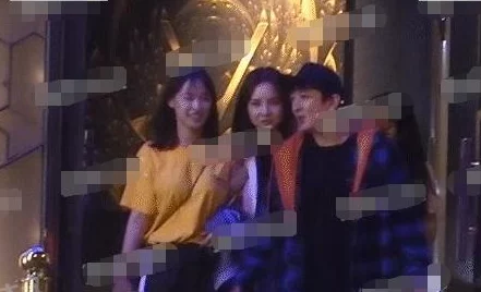 独家爆料!当红小花深夜与神秘男子KTV亲密互动嗯啊好痒疑似新恋情曝光 独家爆料!当红小花深夜与神秘男子KTV亲密互动嗯啊好痒疑似新恋情曝光