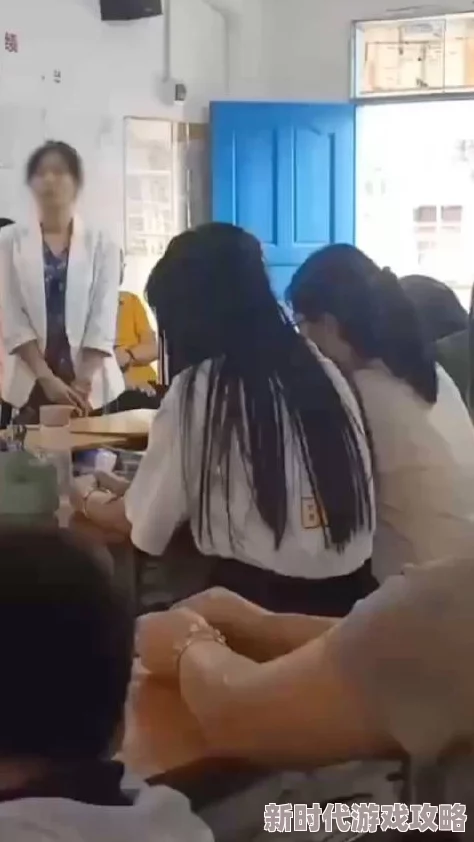 女同桌扒了内裤让我玩据说班主任也参与其中还拍了视频现在学校已经封锁消息
