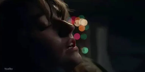 日韩欧美伊人久久大香线蕉画质模糊内容重复加载慢广告太多不如预期