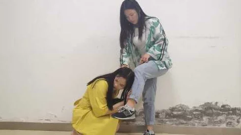 跪在女董事长高跟鞋下的奴网友评论:剧情离谱,三观不正,价值观扭曲,令人不适 跪在女董事长高跟鞋下的奴网友评论:剧情离谱,三观不正,价值观扭曲,令人不适