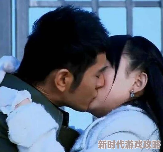 床吻戏吻胸摸下边：明星情侣新剧热播，引发观众对亲密戏份的讨论与反思，背后隐藏着怎样的情感故事？