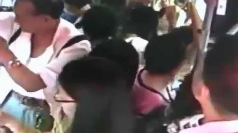 公交车上被轮奸，网友纷纷表示愤怒与无奈，呼吁加强公共交通安全和对施暴者的严惩措施