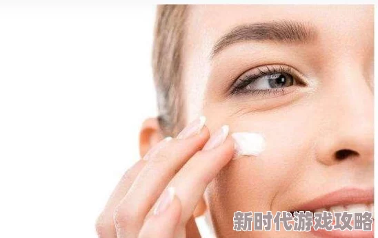 一面亲上边一面膜下边全是水，网友纷纷表示这种现象让人感到困惑，难道是护肤品的使用方法不当吗？