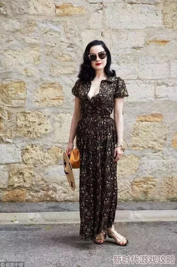 美女大胸网站：最新动态分享，热辣身材与时尚潮流的完美结合，引领网络风潮！