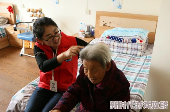 三个大学生慰问敬老院的活动目的：传递关爱与温暖，弘扬尊老敬老的社会风尚，共建和谐社区环境