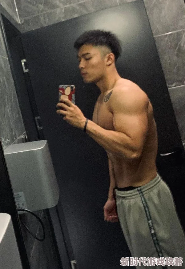 猛男被狂cao视频引发热议，网友纷纷评论其内容尺度过大，讨论背后的社会现象与文化影响