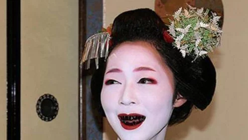 日本女人毛耸耸：揭示她们独特的美丽观念与自信心态，引发全球女性热议！