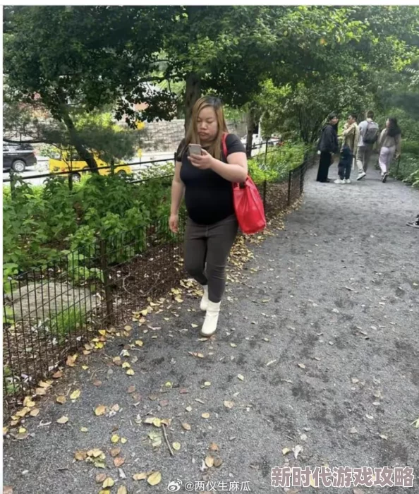 老太婆BBwBBw撒尿引发围观,路人纷纷拍照上传网络,瞬间成为社交媒体热议话题! 老太婆BBwBBw撒尿引发围观,路人纷纷拍照上传网络,瞬间成为社交媒体热议话题!