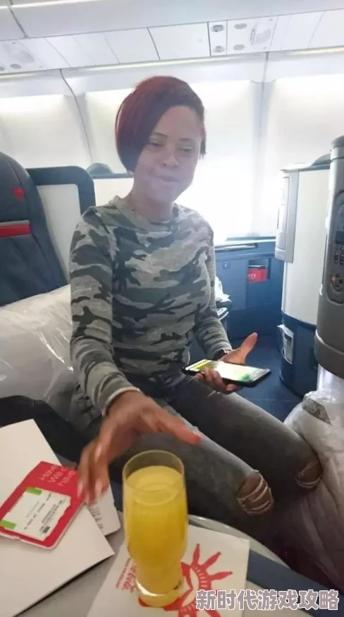 空姐中出:乘客意外目击空姐与机长亲密互动,现场气氛引发热议,网友纷纷讨论背后故事和职业道德问题 空姐中出:乘客意外目击空姐与机长亲密互动,现场气氛引发热议,网友纷纷讨论背后故事和职业道德问题