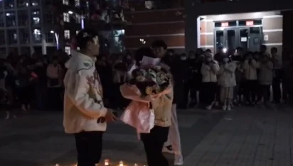 落体女生污污污:惊现校园奇观,女学生意外坠落引发全场围观,瞬间成为网络热议焦点! 落体女生污污污:惊现校园奇观,女学生意外坠落引发全场围观,瞬间成为网络热议焦点!