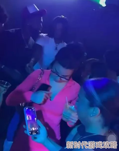 极品白丝美女搞基，惊现夜店狂欢派对，撩人舞姿引发全场热议！