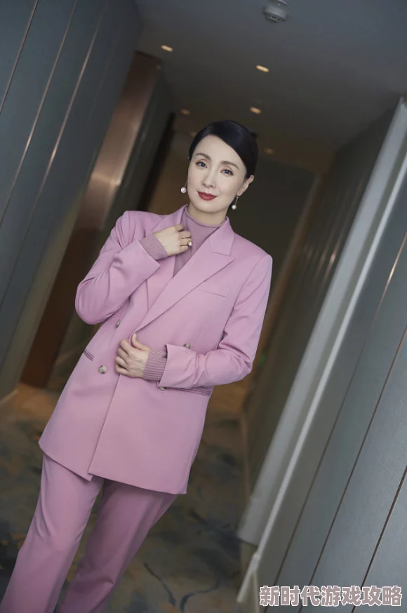 水电工插熟女：一场关于生活与工作的奇妙交汇，揭示了职场中的人际关系与情感纠葛的复杂性