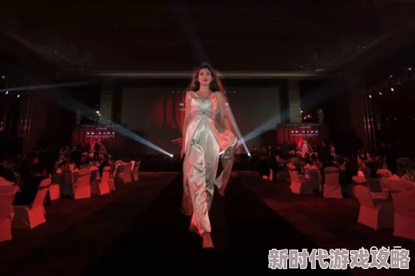 性盈盈秀场：震撼全场的时尚盛宴，明星云集引发热议，背后故事令人瞩目！