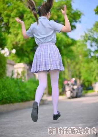穿JK白丝被粉嫩脚底，惊现校园时尚新风潮，引发热议与追捧！