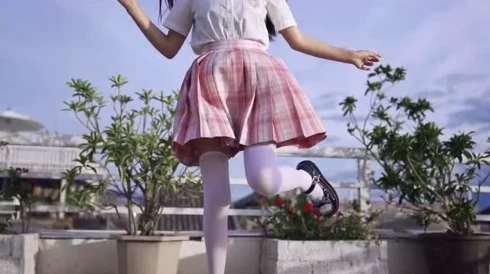 穿JK白丝被粉嫩脚底，惊现校园时尚新风潮，引发热议与追捧！