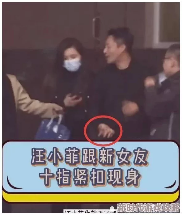 抓她双乳抵在门上疯狂进出，情欲交织的瞬间让人心跳加速，无法自拔的激情令人沉醉不已