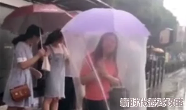 美女扒开尿孔全身裸露，惊现街头引发围观，网友热议：这是艺术还是挑战底线？