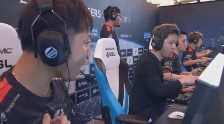单亲妈妈玩csgo：她如何在游戏中找到快乐与自信，平衡家庭与个人爱好引发热议