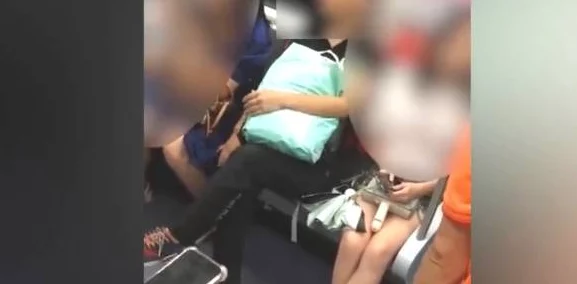 扒美女内裤摸她的机机，近日网络上流传一段不雅视频，引发网友热议与讨论，呼吁加强对网络内容的监管