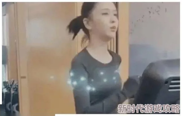 扒美女内裤摸她的机机，近日网络上流传一段不雅视频，引发网友热议与讨论，呼吁加强对网络内容的监管