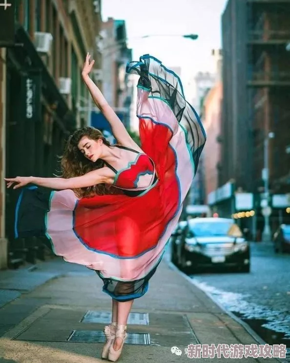 欧美老妇:惊现街头,性感舞姿引发围观,网友热议其大胆表现与时尚风格! 欧美老妇:惊现街头,性感舞姿引发围观,网友热议其大胆表现与时尚风格!