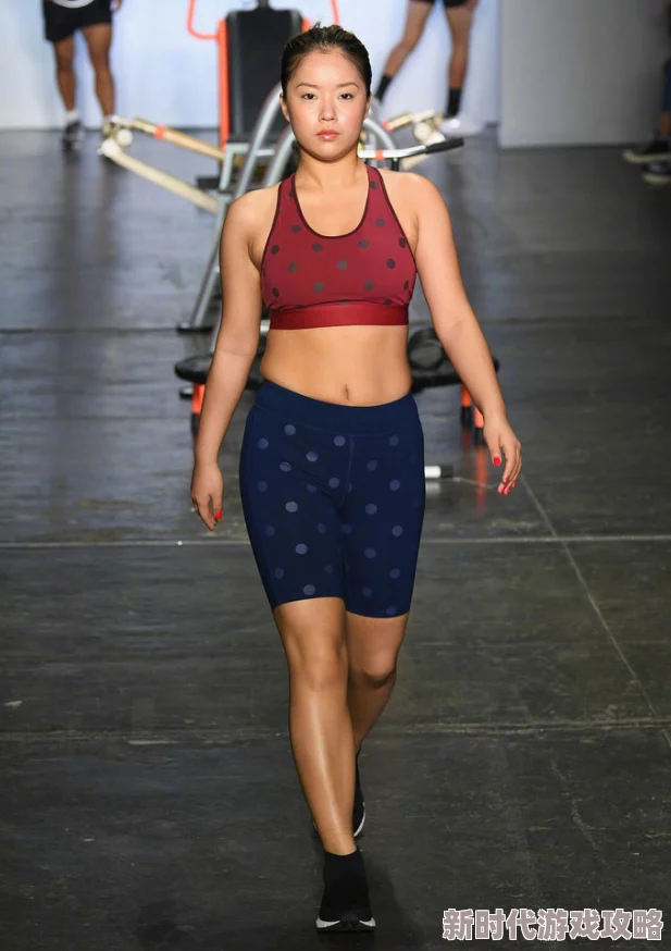 欧美老妇:惊现街头,性感舞姿引发围观,网友热议其大胆表现与时尚风格! 欧美老妇:惊现街头,性感舞姿引发围观,网友热议其大胆表现与时尚风格!