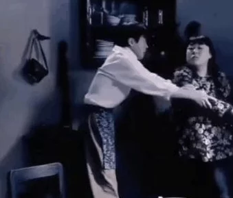 脱内衣解开胸罩给男生摸,社交媒体引发热议,网友们对这一现象的看法各异,讨论不断升级 脱内衣解开胸罩给男生摸,社交媒体引发热议,网友们对这一现象的看法各异,讨论不断升级