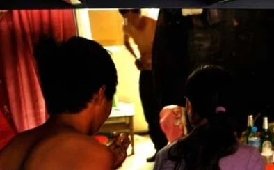 农民工工棚嫖妓jd录象曝光，震惊社会引发热议，背后真相令人深思！