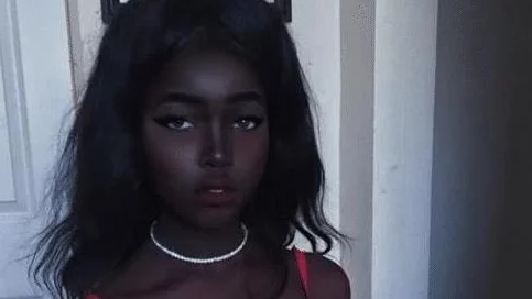 黑人操美女：网友们对此事件的看法各异，有人认为这是对文化的误解，也有人觉得应该尊重个人选择