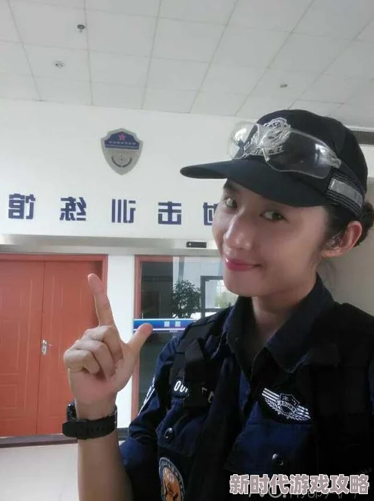 硕大的双乳警花蹂躏：近日，一名女警因其出众的身材和勇敢的表现引发了广泛关注，成为网络热议的话题