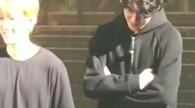 岳看见我勃起了，心中一惊却又忍不住想要进一步了解这尴尬的瞬间背后的故事与情感纠葛