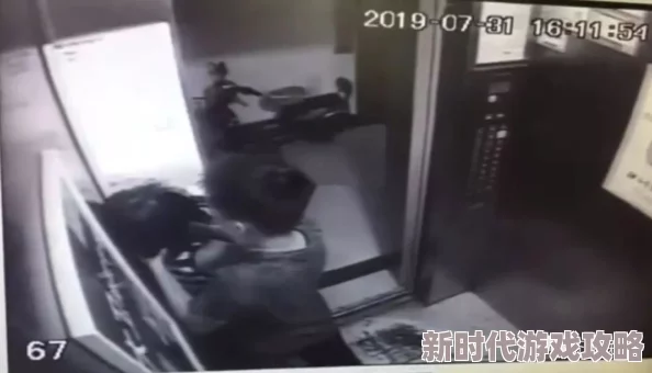 男人扒开女人的内裤狂吻事件引发社会热议，警方介入调查并加强对性骚扰行为的打击力度