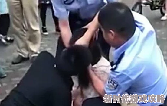 美国亲胸吻胸扒衣服摸下面事件最新进展：涉事人员被警方拘留，受害者已向法院提起诉讼