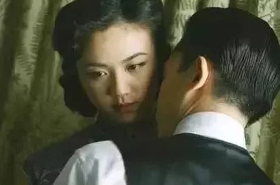 韩国色戒完整在线看观看，许多网友表示影片情节引人入胜，但对部分镜头的处理意见不一