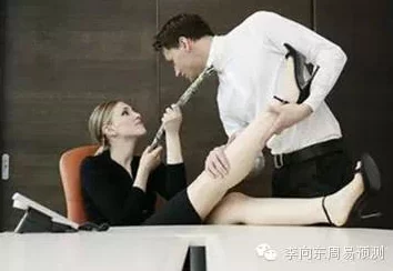 女的张开腿让男的捅，近日网络热议此话题，引发众多网友讨论性别关系与社会观念的变化