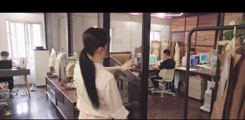 男女一边摸一边做羞羞的视频，网友们对此表示褒贬不一，有人认为这是艺术表现，也有人觉得过于低俗
