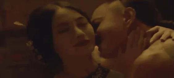 男女午夜爱爱久久无遮挡，许多网友认为这种内容过于露骨，不适合在公共平台传播，应该加强监管