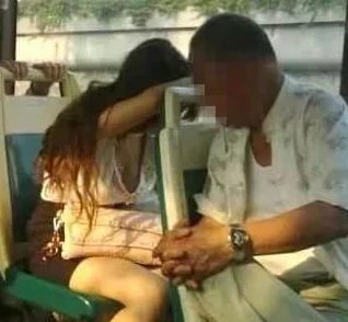 男女吃胸摸屁股视频引发热议，网友讨论性别平等与社会风俗，相关平台加强内容审核措施