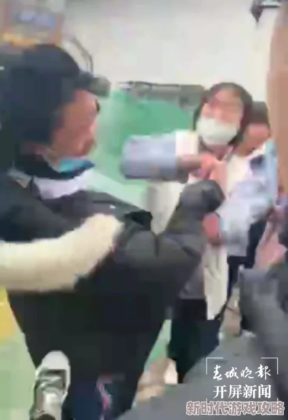 被男狂揉吃奶胸30分钟，警方介入调查，受害者已接受心理辅导并寻求法律帮助