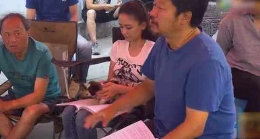 被男狂揉吃奶胸30分钟，警方介入调查，受害者已接受心理辅导并寻求法律帮助