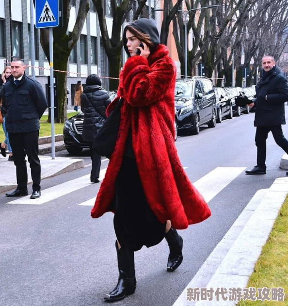 欧美女王惊现街头，华丽转身引发粉丝疯狂追逐，现场气氛火爆！