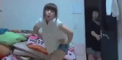 美女被多人灌满精子，网友纷纷表示震惊与不解，认为这种行为极其不道德且缺乏尊重