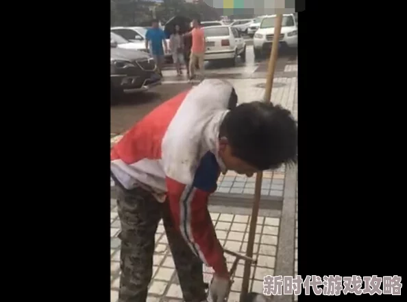 男生被扒精光掏蛋的视频引发热议，网友纷纷讨论事件背后的原因与影响，相关视频在社交平台上广泛传播