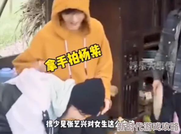 男生被扒精光掏蛋的视频引发热议，网友纷纷讨论事件背后的原因与影响，相关视频在社交平台上广泛传播
