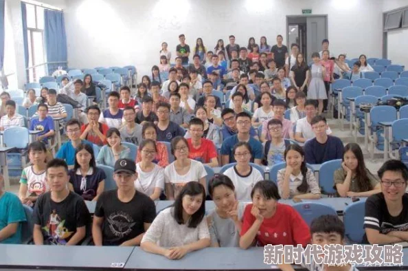 漂亮女教师：她在课堂上用创意教学吸引学生，近日还参与了社区志愿活动，展现出多才多艺的一面