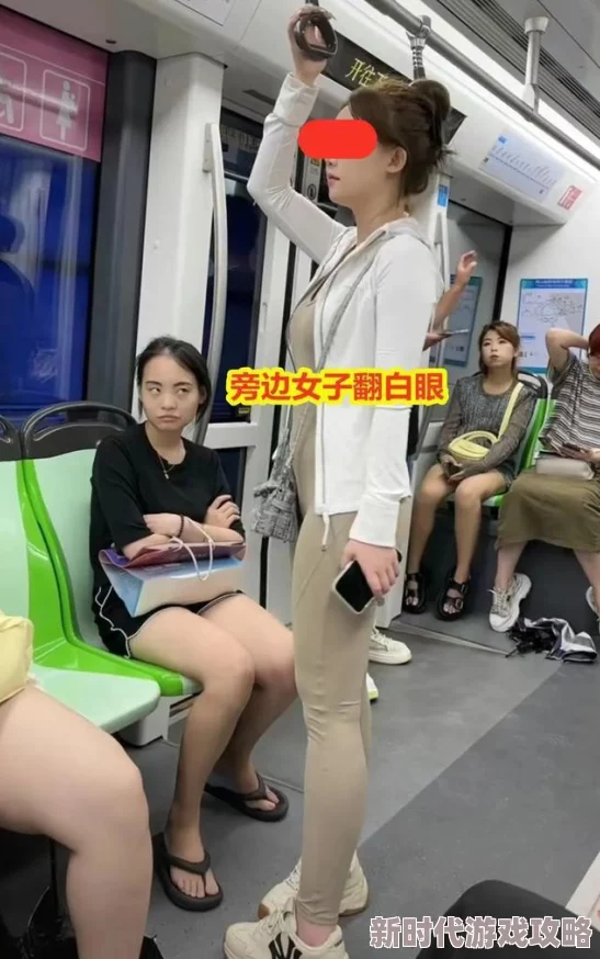 男的一边揉女的胸一边摸下面，网友纷纷表示这种行为极其不尊重女性，应该受到谴责和制止