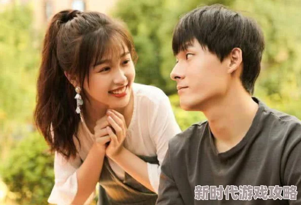美女和帅哥在床上揉胸亲吻，甜蜜瞬间引发网友热议，纷纷评论羡慕这对恩爱情侣的幸福生活
