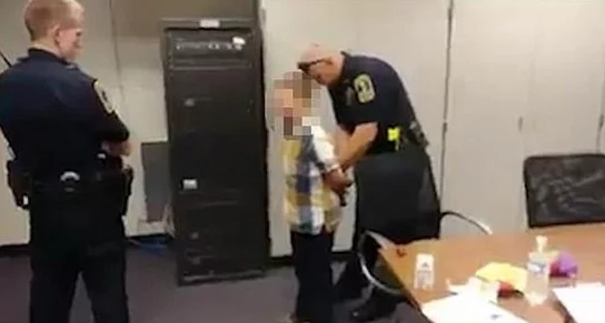 强行扒开女同学双腿蹂躏，警方已介入调查，涉事男子被拘留，受害者正在接受心理辅导与法律支持