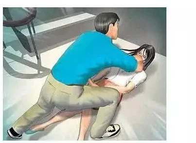 强行扒开女同学双腿蹂躏，警方已介入调查，涉事男子被拘留，受害者正在接受心理辅导与法律支持