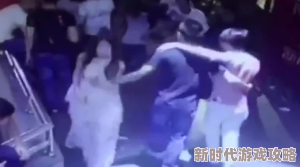 男人解开美女胸罩狂揉，警方介入调查，涉事男子已被拘留，案件引发社会广泛关注与讨论